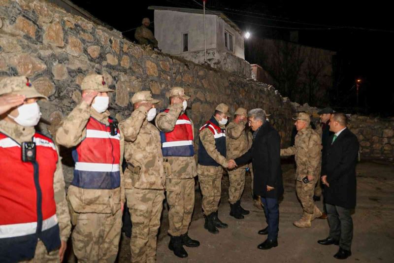 Van Valisi Bilmez, yeni yıla nöbette olan güvenlik güçleriyle girdi
