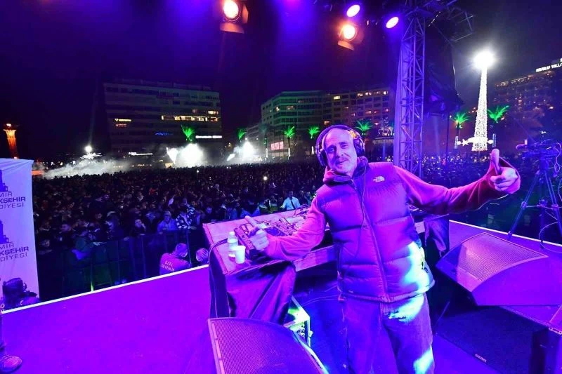 İzmirliler 2022’ye müzikle girdi
