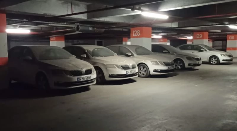 Oto galeri sitesinin otoparkında stoklanmış onlarca araç görüntülendi
