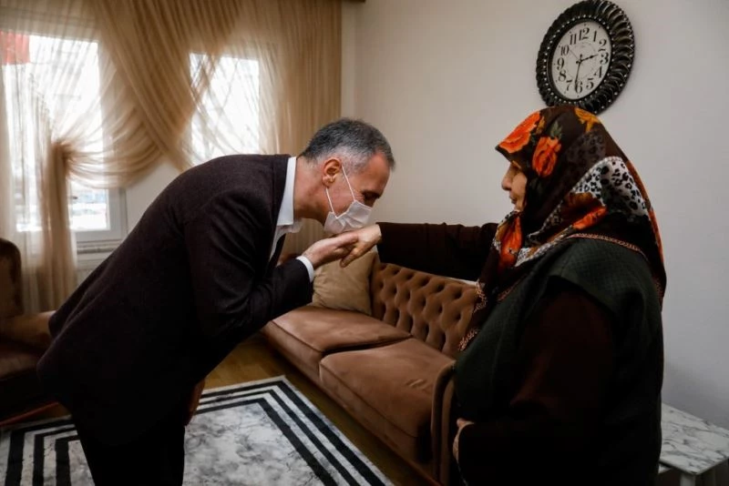 İnegöllü yaşlı kadın 10 yıldır askerler için çorap örüyor
