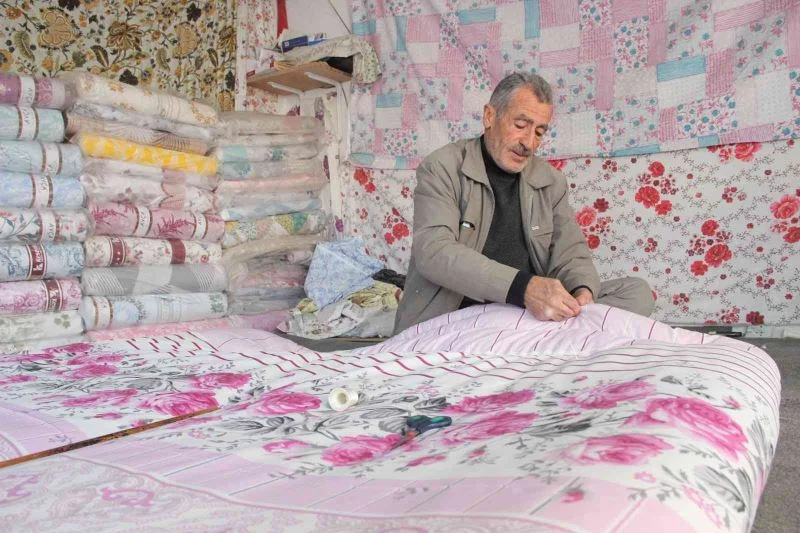 Emekli olduğu yorgancılık mesleğinin yok olmasını istemiyor
