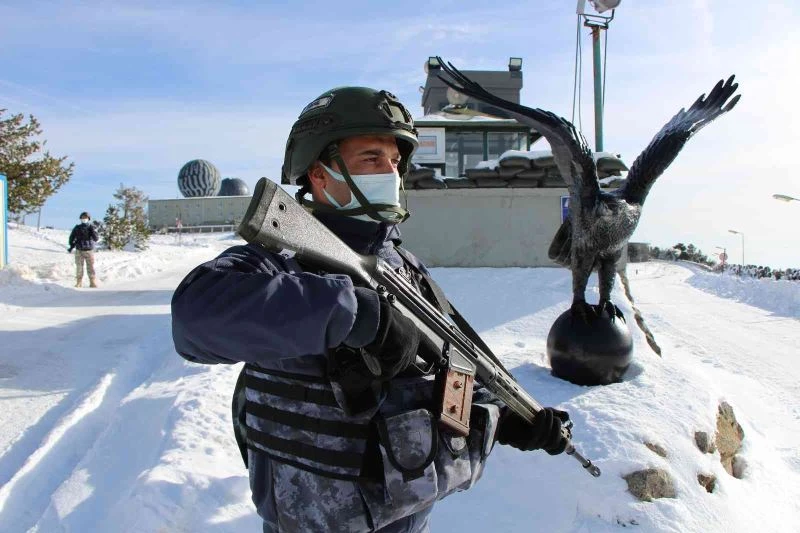 ’Gökyüzü Kartalları’ yeni yıla nöbet başında girdi
