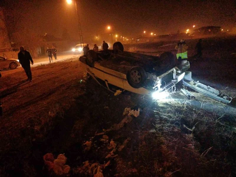 Oto fareleri polisten kaçarken kaza yaptı
