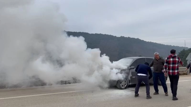 Uludağ yolundaki yoğunluktan yanan otomobil kullanılamaz hale geldi
