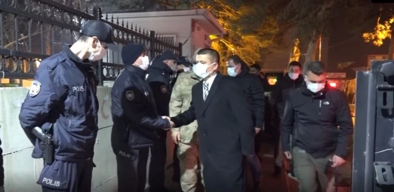 Erciş Kaymakamı Mehmetbeyoğlu, kontrol noktasındaki güvenlik güçlerinin yeni yılını kutladı
