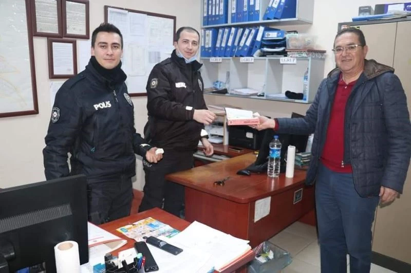 Eğitimcilerden güvenlik güçleri ve sağlık personellerine tatlı ikramı
