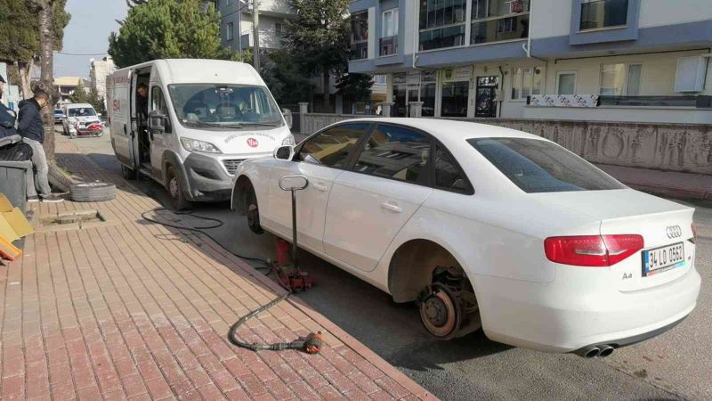 13 aracın lâstiklerini kesip, adının baş harflerini yazdı
