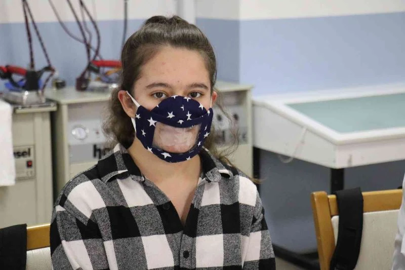 Lise öğrencileri işitme engeliler için şeffaf maske üretti
