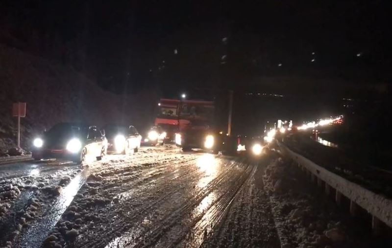 Burdur’da kar yağışı ulaşımda aksamalara neden oldu
