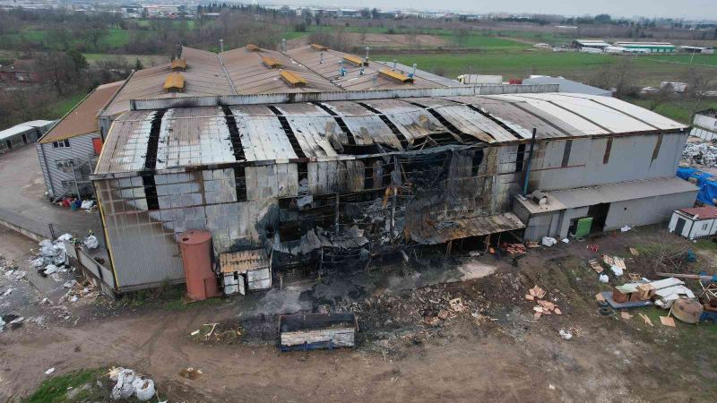 Yangının çıktığı plastik fabrikasındaki ağır hasar havadan görüntülendi

