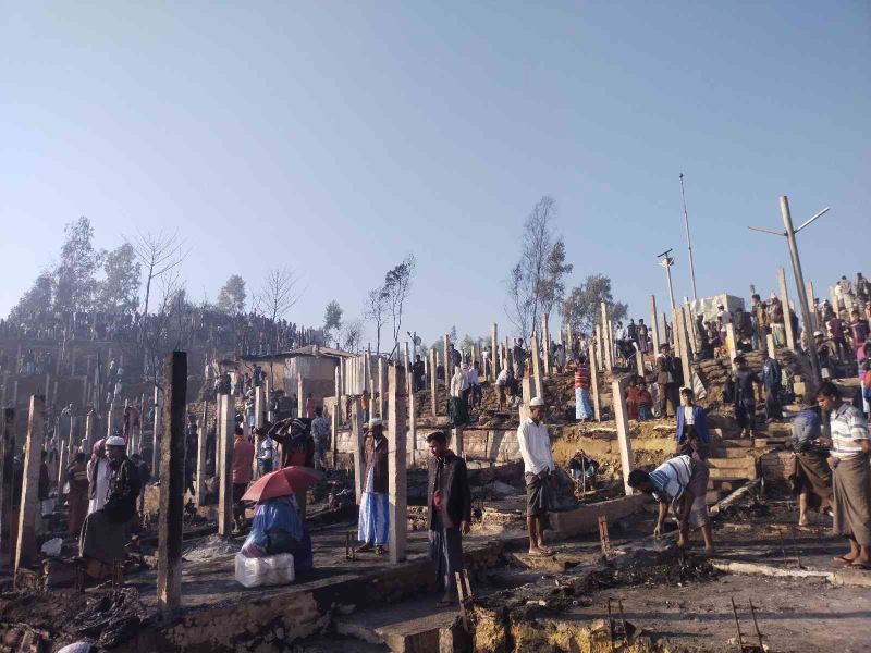 Bangladeş’te göçmen kampında çıkan yangında 4 bin 500 kişi evsiz kaldı
