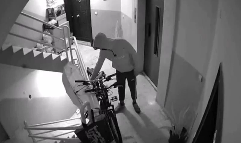 Kilitli bisikletleri çalmak istedi, açılan kapı tüm planlarını bozdu
