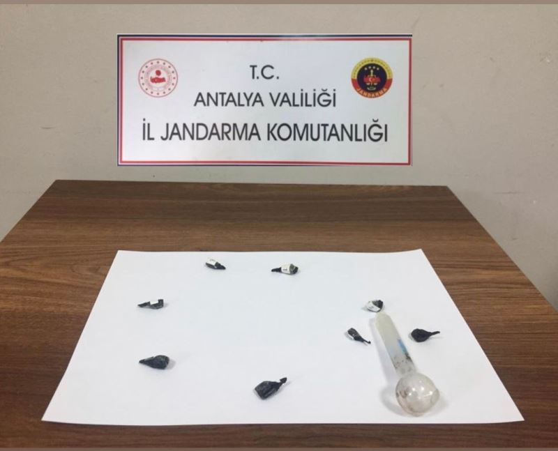 Antalya’dan Kemer’e uyuşturucu madde getirirken yakalandılar
