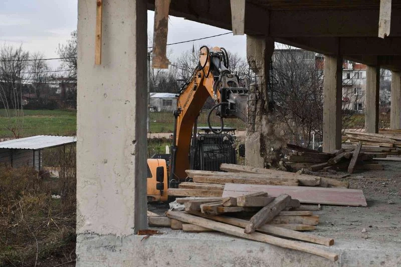 Kaçak işyeri inşaat aşamasında yıkıldı

