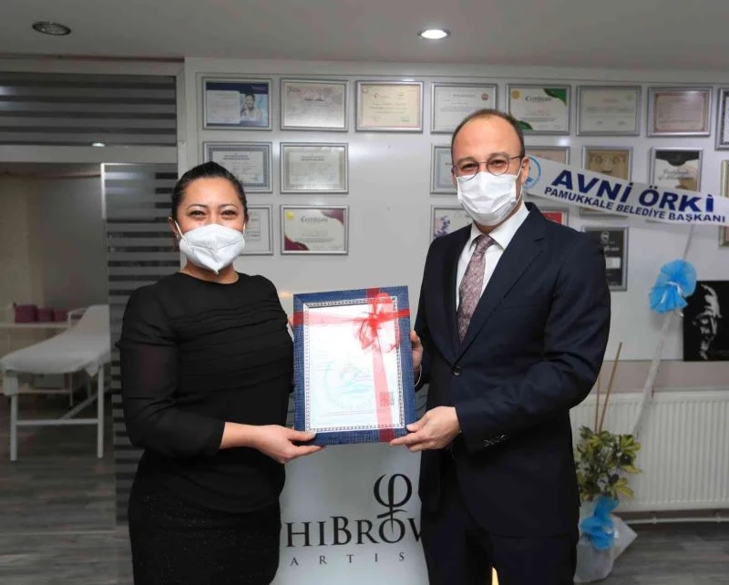 Başkan Örki 2022 yılının ilk ruhsatını verdi
