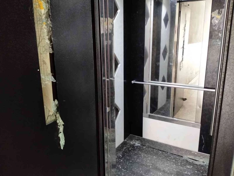 Kirası arttı apartmanda satırla dehşet saçtı