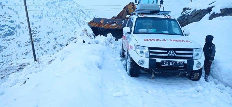 Hasta almaya giden ambulansa kar engeli: 8 saat sonra hastaya ulaşıldı
