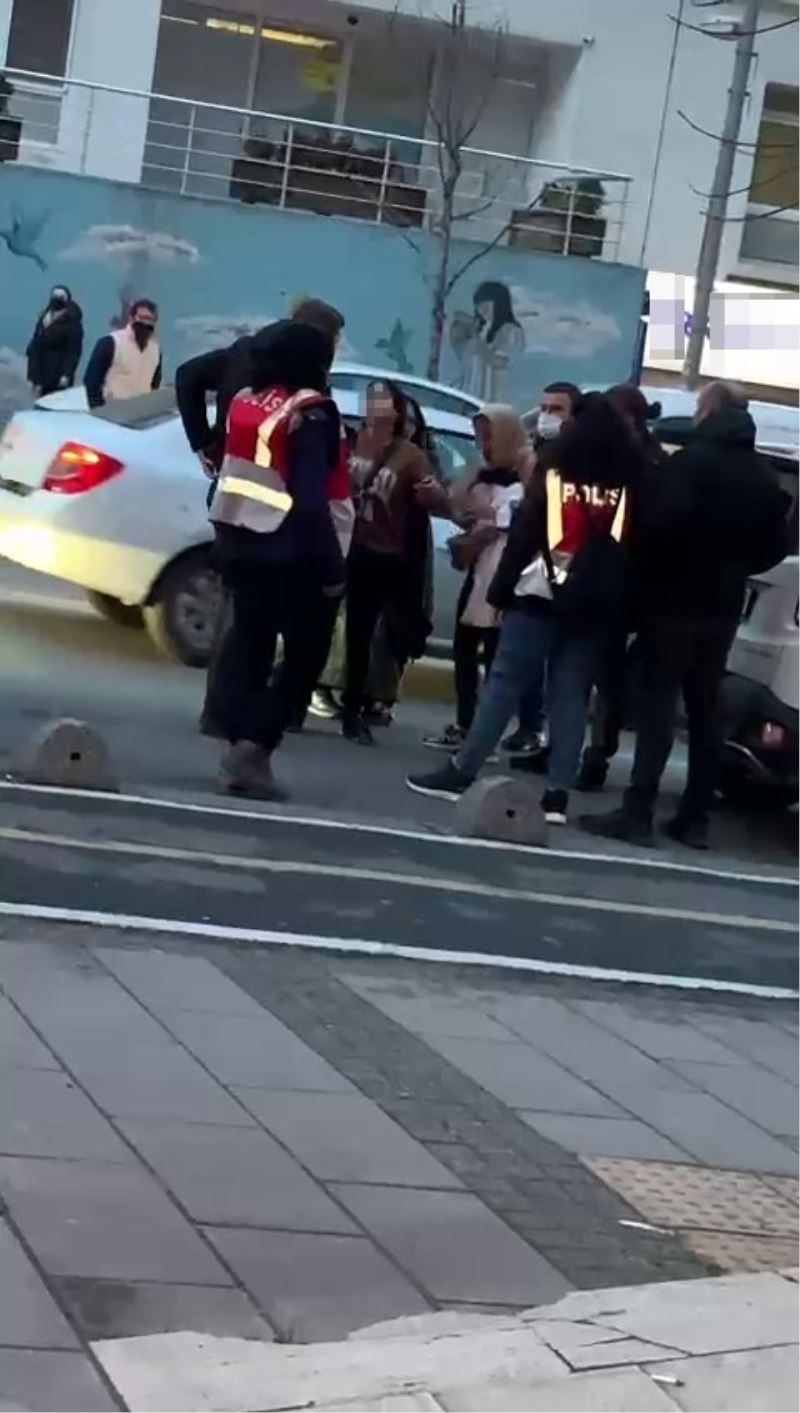 Hırsızlık yaptılar, yakalanınca soyunup cam parçası ile polise saldırdılar
