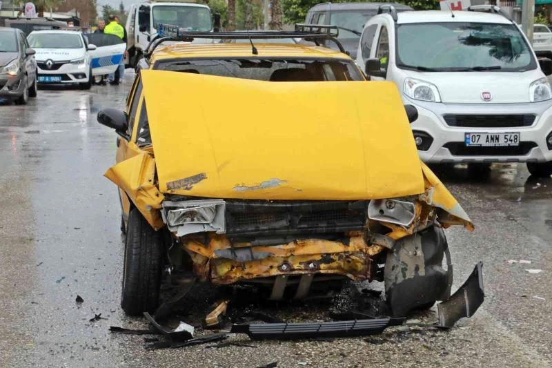 Antalya’da “uyanmasalar iyiydi” dedirten zincirleme kaza
