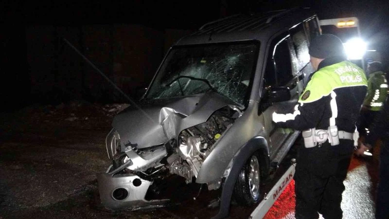 Köprü girişindeki tabelalara çarpan sürücü hayatını kaybetti
