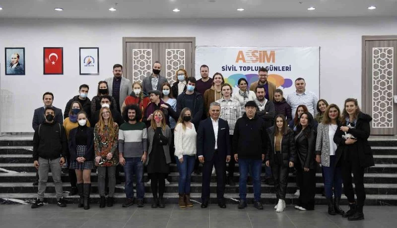 Erasmus programı ile Antalya’ya gelen gençler, şehrin temizliğine dikkat çekti
