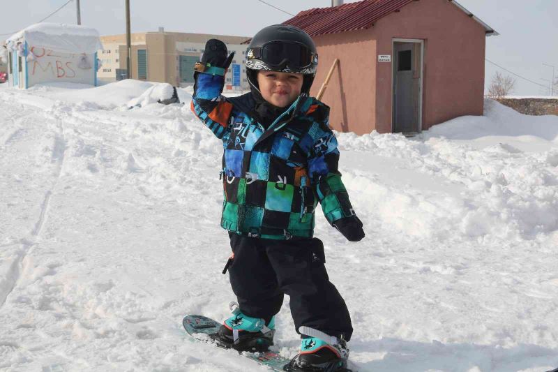 2 yaşındaki minikten snowboardculara taş çıkartan hareketler
