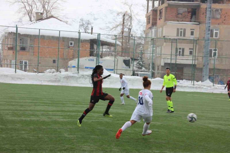 Turkcell Kadın Futbol Süper Ligi: Hakkari Gücü Kadın Takımı: 1 - Fatih Karagümrük: 1
