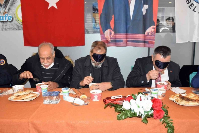 Başkan Bozdoğan görme engellilerle buluştu, göz bandı takıp yemek yedi
