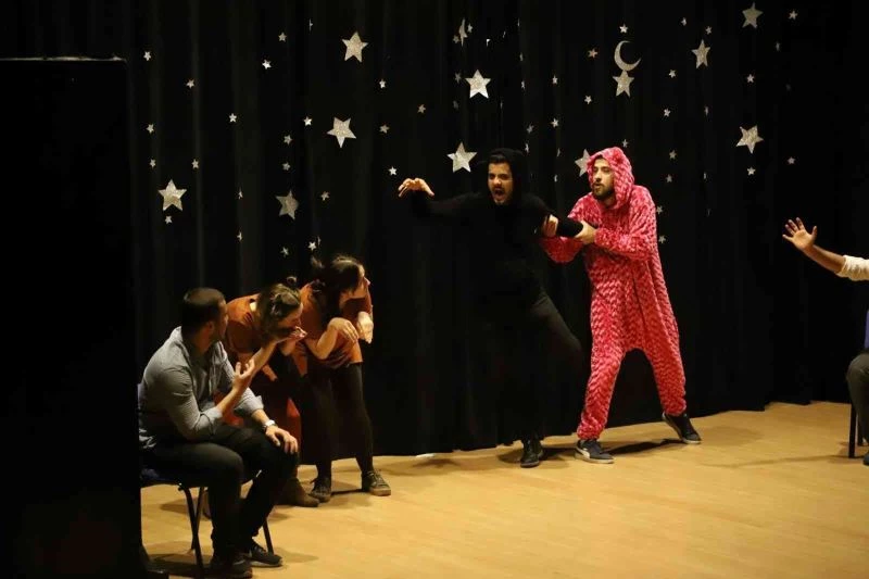 Turgutlu Belediye Tiyatrosu “Torbalar gözaltı yeniden” ile sahnede
