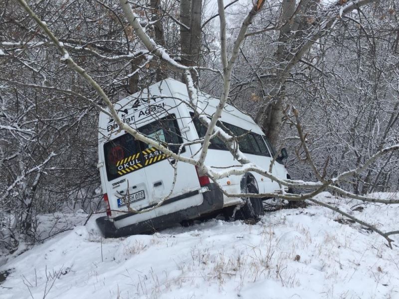 Kardan kayarak yolda çıkan minibüs, ağaca çarparak durabildi
