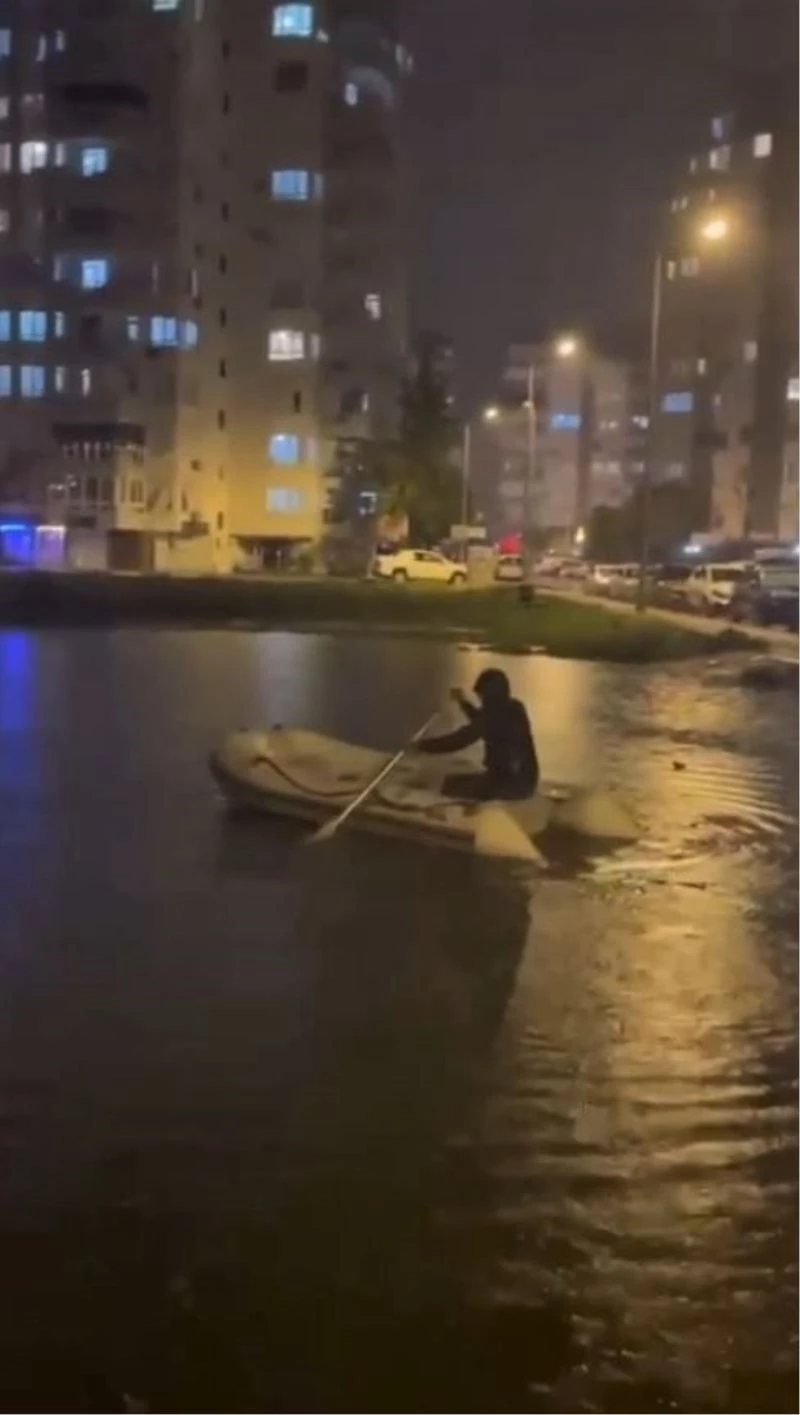 Antalya’da yağmur suyunda bota binip, denizde yüzer gibi yüzdü
