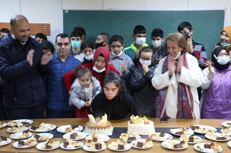 Özel Eğitim alan Müjgan Kaya’ya sürpriz doğum günü pastası
