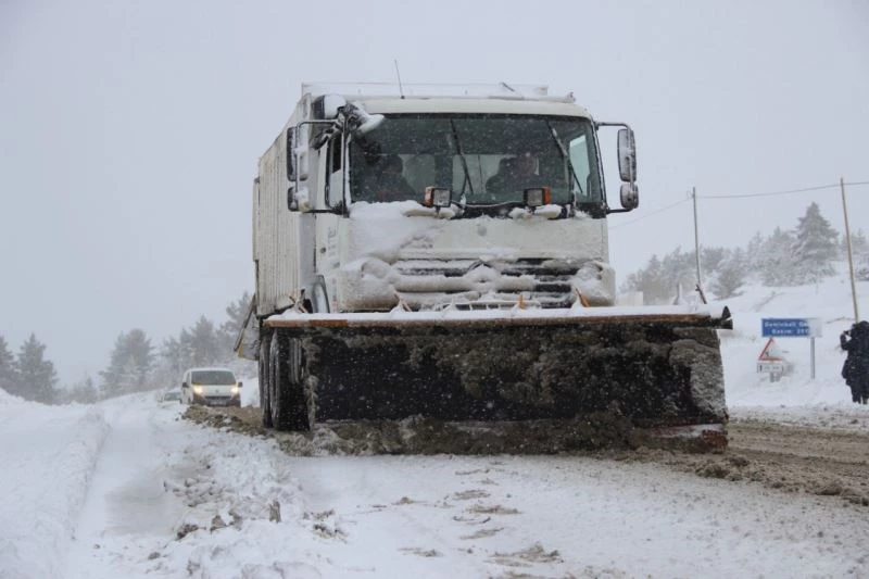 2010 rakımlı Geminbeli’de sürücüler kara hazırlıksız yakalandı
