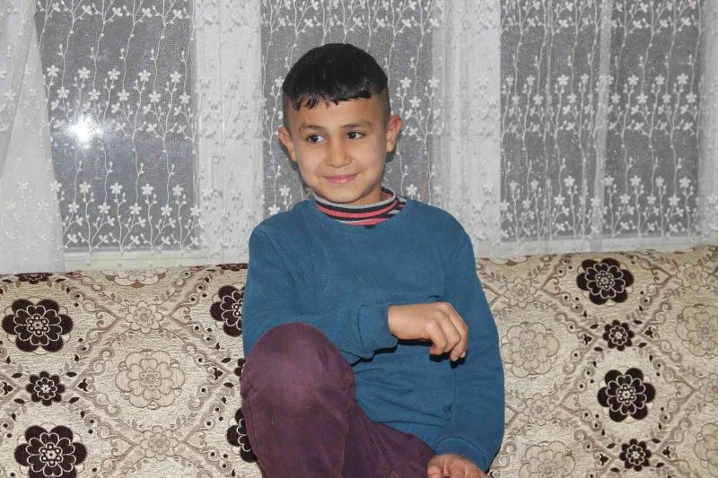 Köpeklerin korkusundan direğe çıkan çocuk: 