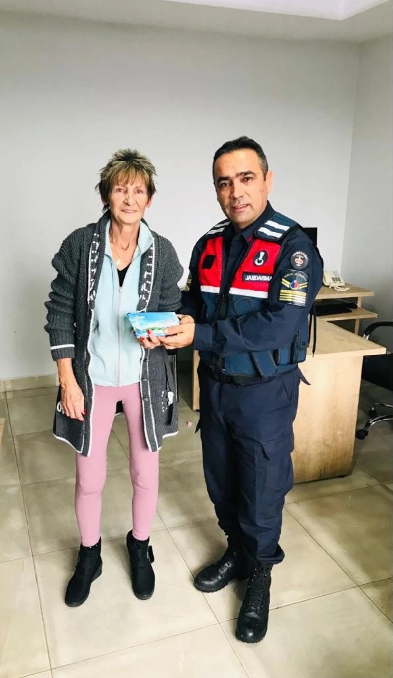 İsviçreli turistin kaybolan cüzdanı jandarma devriyeleri tarafından bulundu