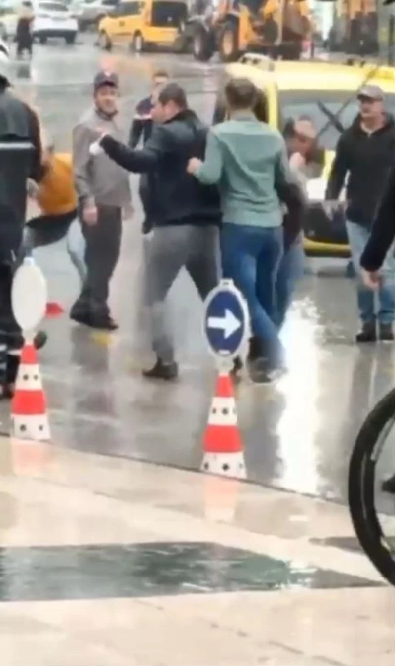 Antalya’da şehrin ortasında sopalı, tekmeli, yumruklu kavga kamerada
