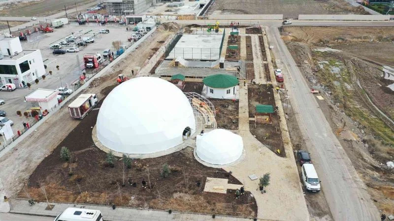 Keçiören’de buz pateni pistinin üstü kapatıldı
