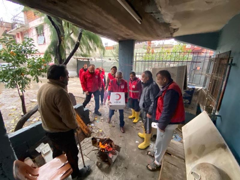 Kızılay, yağmurdan zarar gören vatandaşları unutmadı
