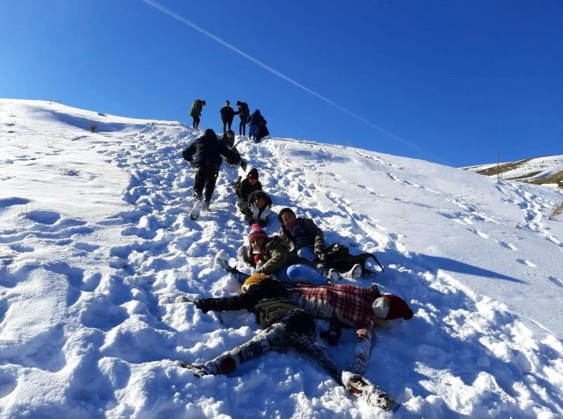 Beden eğitimi dersinde küçük öğrenciler karın tadını çıkardı
