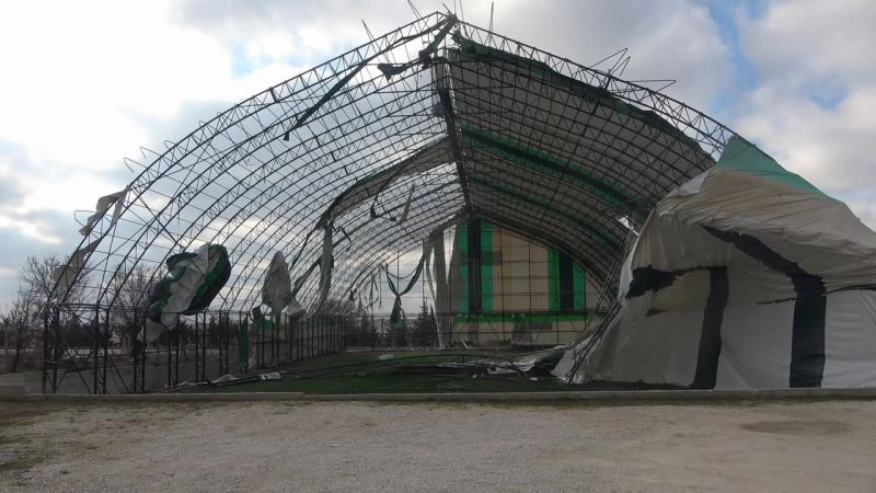 Halı sahanın demir direkleri fırtınaya dayanamadı
