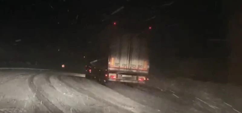 Kar bir anda bastırdı, onlarca araç yollarda mahsur kaldı
