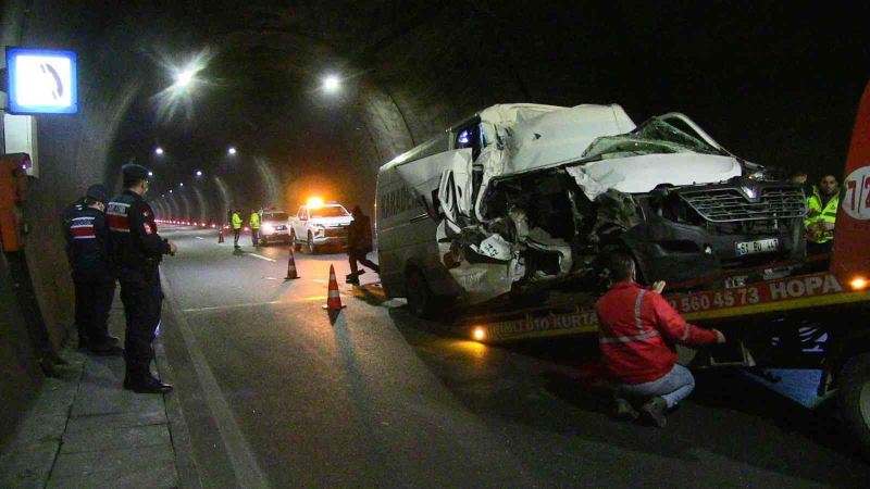 Artvin’de tüneldeki kazada hurdaya dönen araçtan sağ kurtuldu
