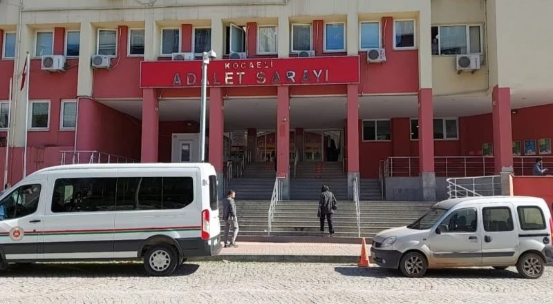 Kilolarca uyuşturucuyu prezervatife doldurup araçta zulalamışlardı, yargılanmalarına devam edildi
