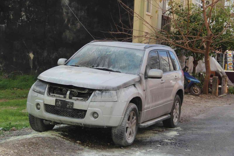 Otomobildeki yangına çeşme hortumuyla müdahale
