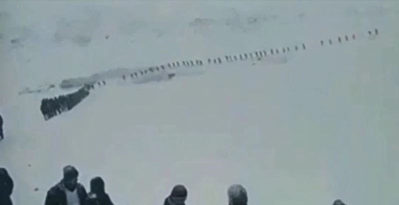 Van Valiliğinden karda tek sıra yürüyen kişilerle ilgili açıklama
