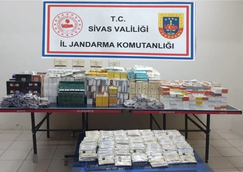 Ağzına kadar kaçak sigara yüklü araçla yakalandılar
