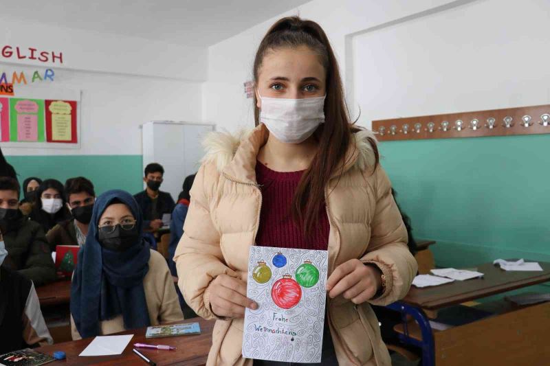 Teknolojiye inat mektupla sınırları aştılar
