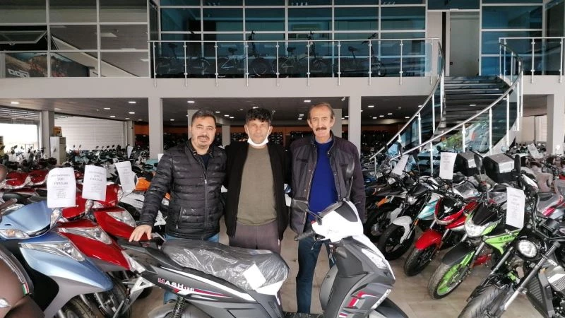 Hırsızlara “Bir tarhanayı iki gün yiyorum, motorumu geri getirsinler” dedi, çağrısına hayırsever iş adamı karşılık verdi
