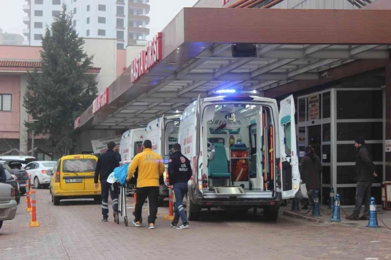 Türkiye’ye kaçak geçiş yapmak isteyen 2 kişi mayına bastı
