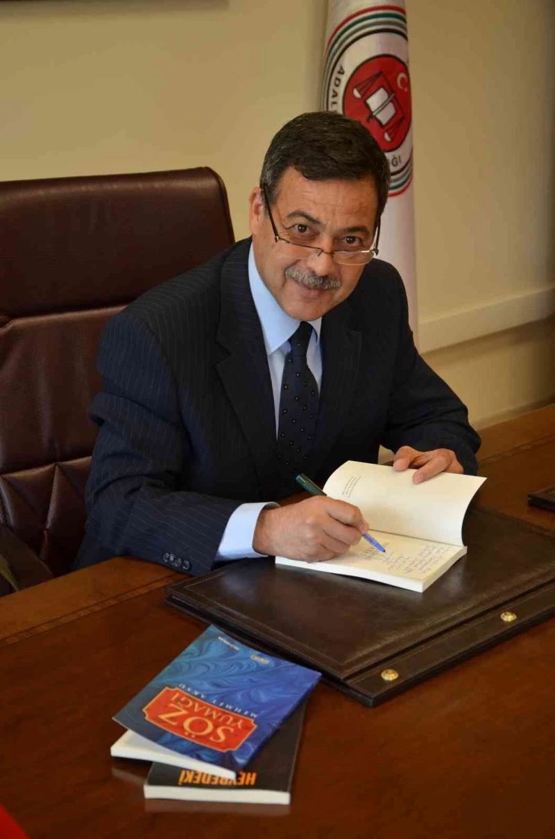 Şair Mehmet Aksu üniversite onur köşesinde
